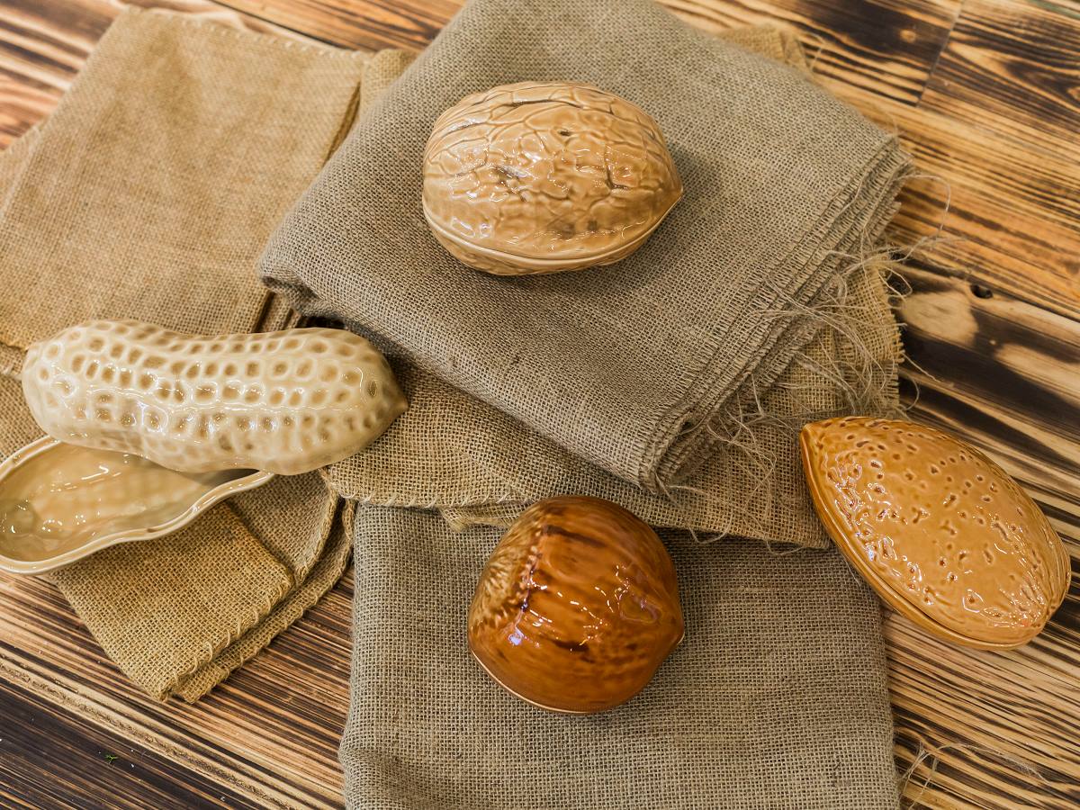 Bordallo Pinheiro Large Box Peanut 42cm - Nuts