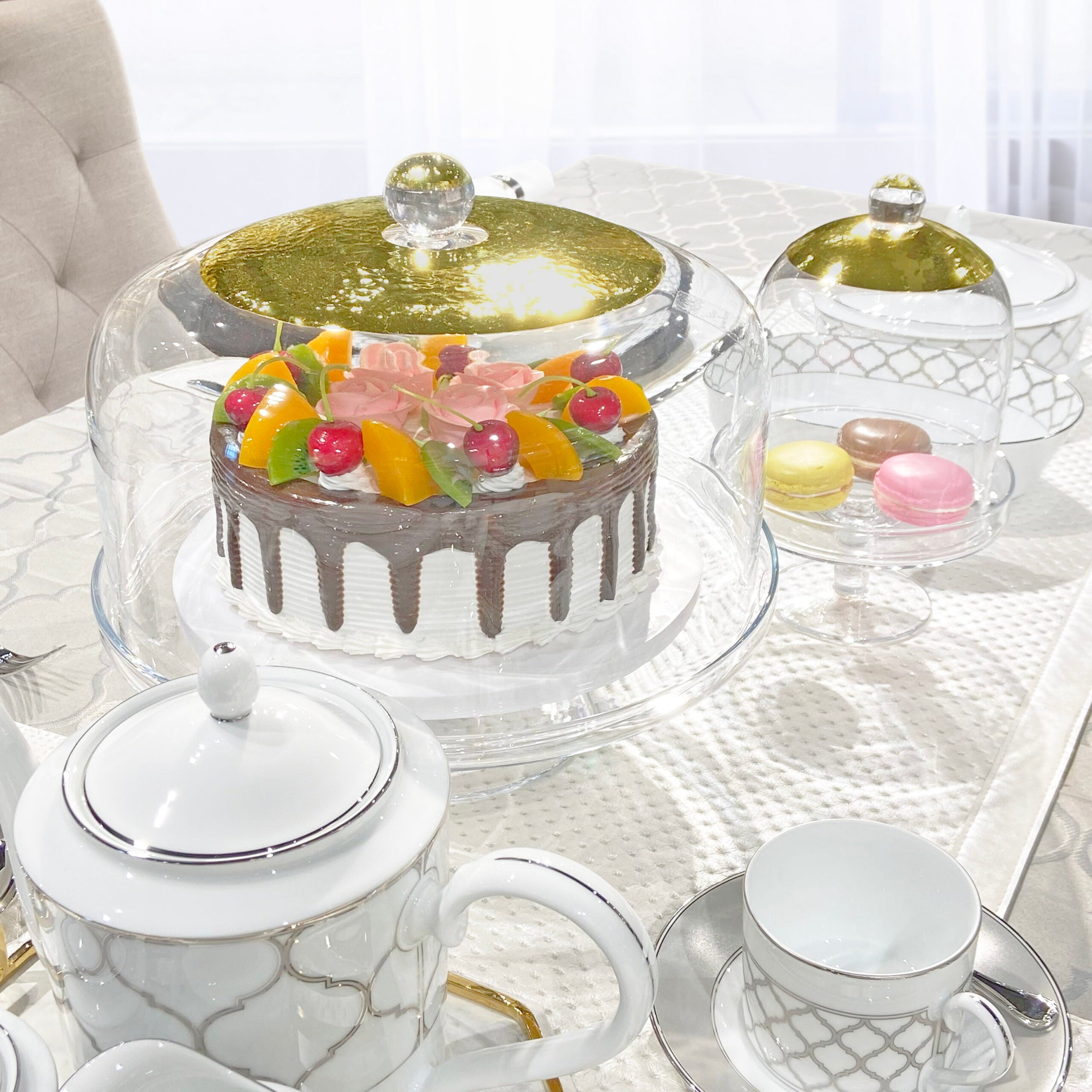 Chinelli Big Round Cake Stand With Dome - Gold