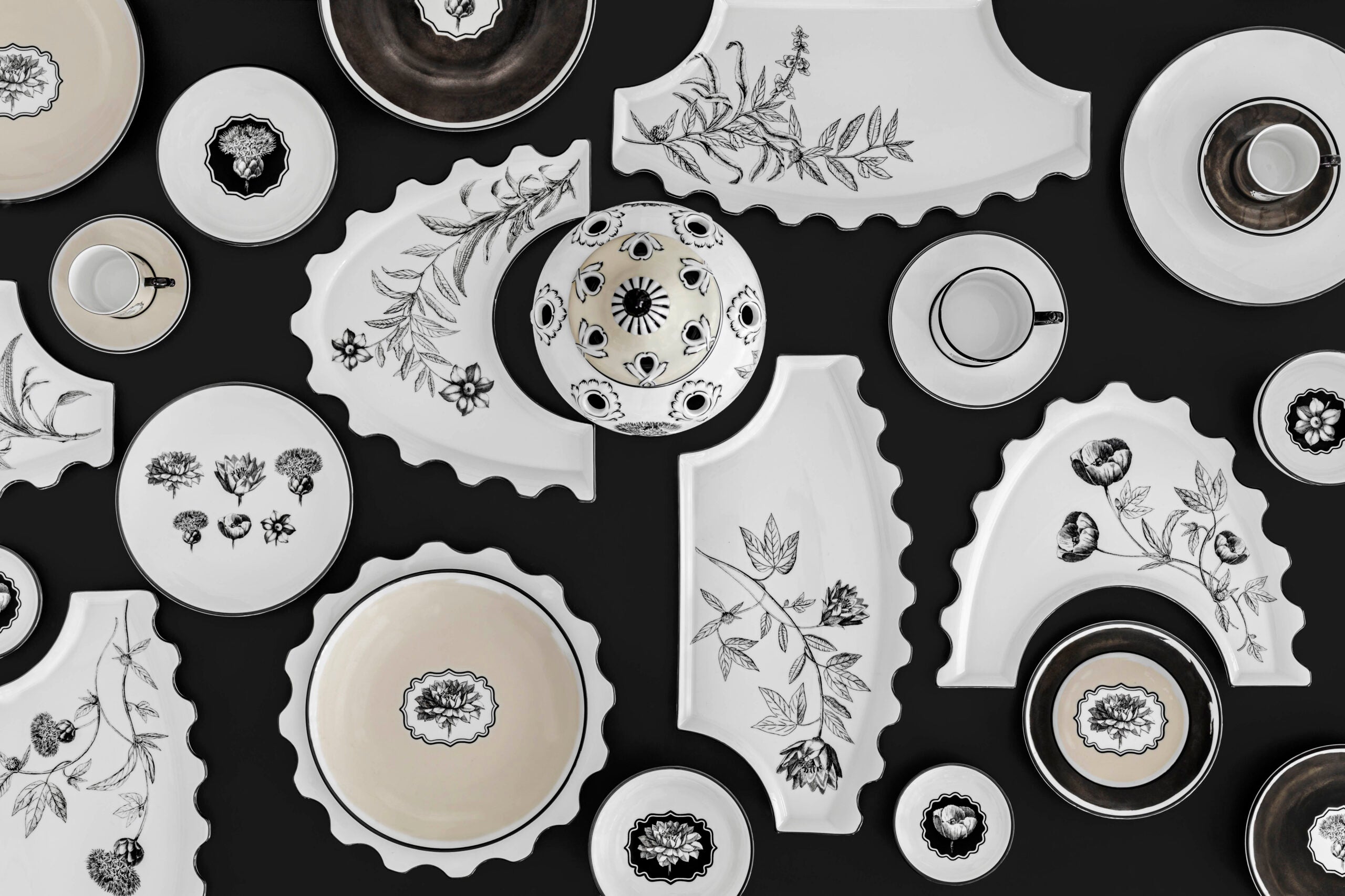 Vista Alegre Vase Carvalho - Herbariae Parade