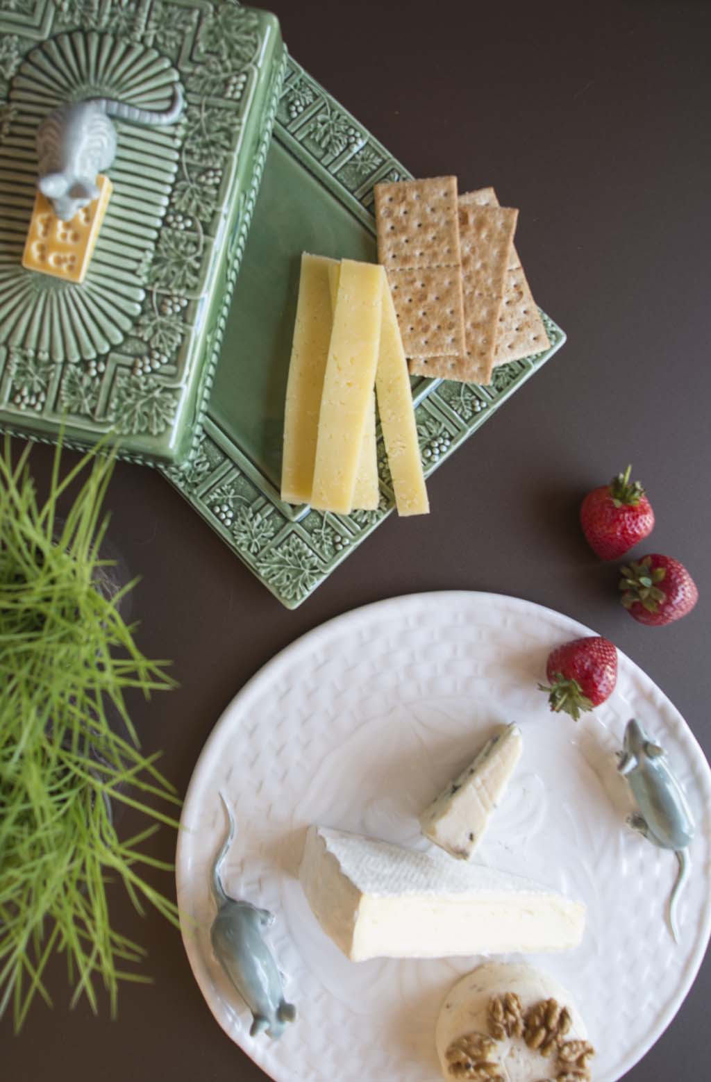 Bordallo Pinheiro White Cheese Tray with Natural Mouse - Cheese Trays