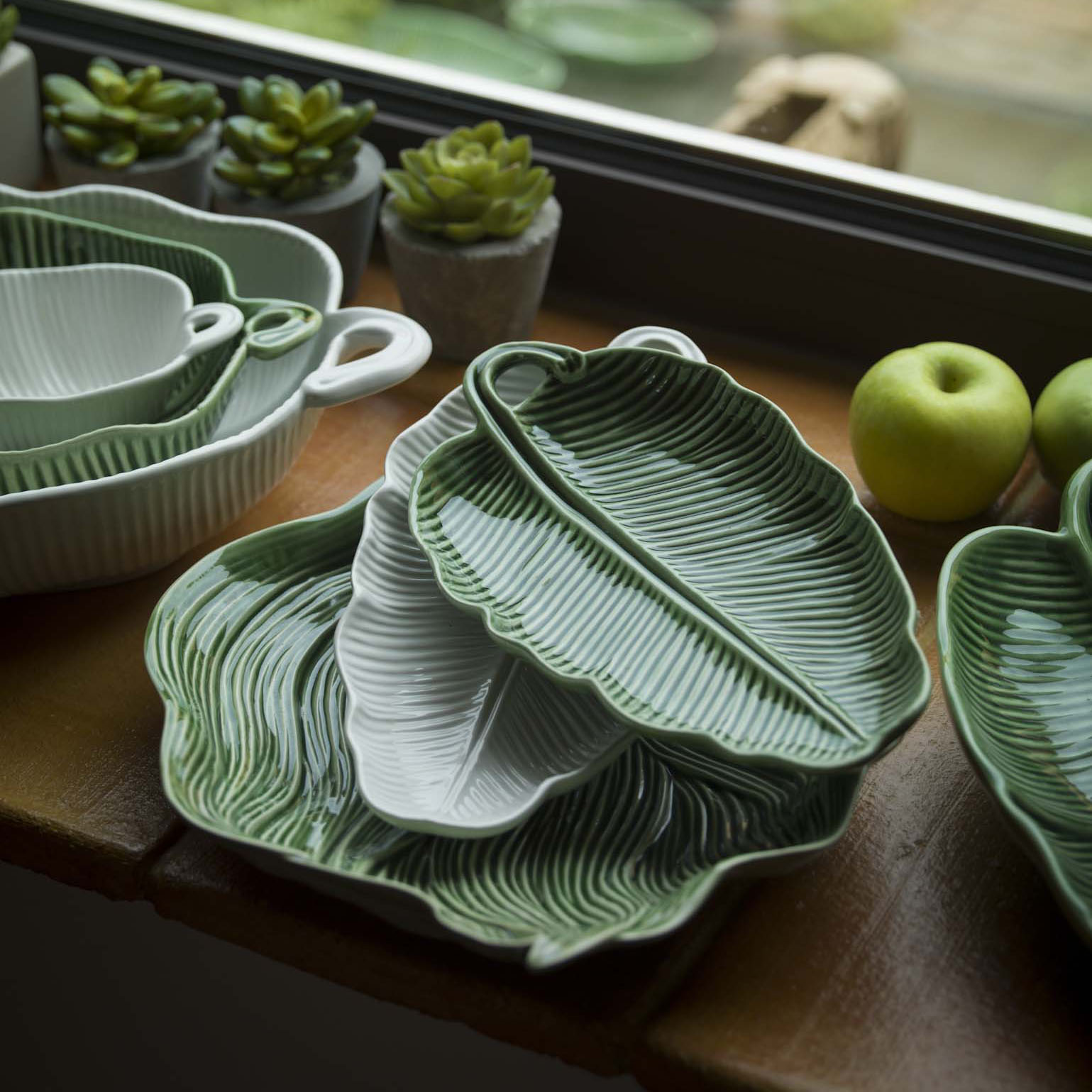 Bordallo Pinheiro Banana Leaf Green Medium Salad Bowl 39.5cm - Leaves